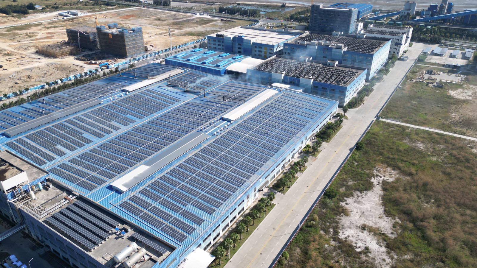 Vista aérea de una gran instalación fotovoltaica sobre cubierta industrial